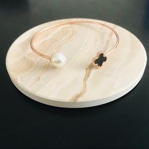 Lucky black clover and pearl bracelet
